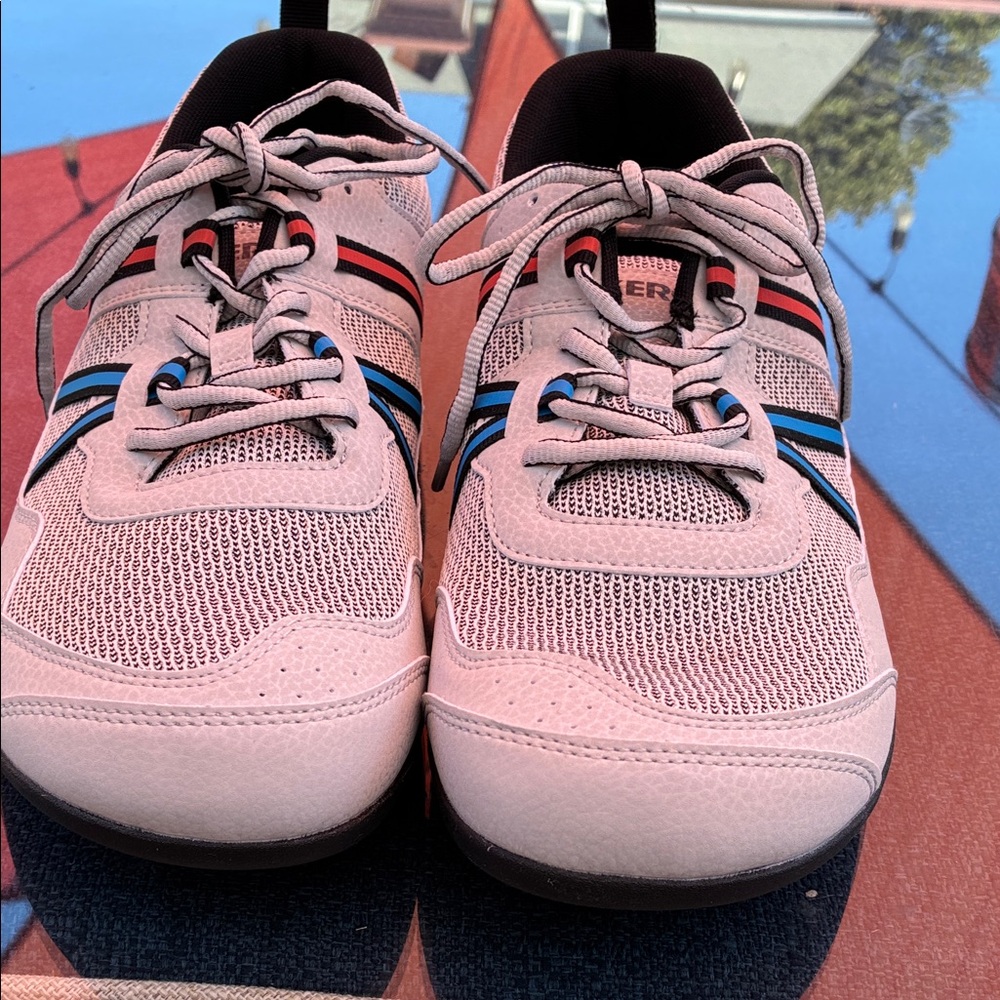 zero prio Stylish Sneakers with Blue and Red Accents in excellent condition - Picture 9 of 9